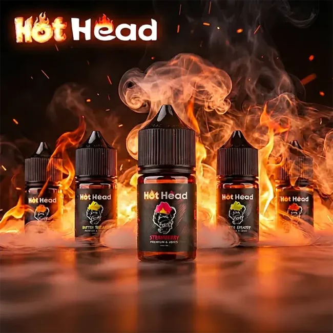 美國進口 Hot Head 暴脾氣尼古丁鹽煙油主圖。背景為燃燒的火焰與煙霧，襯托中央的草莓口味 (Strawberry) 30mL 瓶身。強調其 38mg 高濃度帶來的強勁擊喉感與全系列豐富口味。