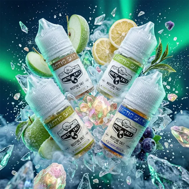 北極鹽 ARCTIC SALT 尼古丁鹽煙油主圖。畫面展示 AURORA BOREALIS 極光背景與油畫風標籤瓶身，環繞著閃耀的彩色礦物晶石、冰晶碎冰、青蘋果、檸檬、藍莓與茶葉視覺。強調獨創的「礦物鹽提鮮」技術，完美結合清甜果香與醇厚茶韻，有效破解甜膩疲勞感，專為小煙設備優化。