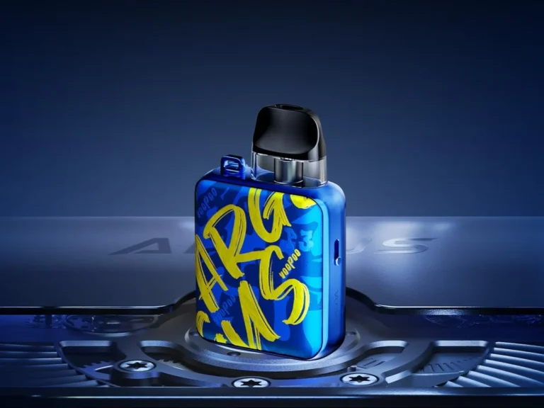 VOOPOO Argus P3 電子煙主機藍色塗鴉版特寫，放置於充滿科技感的金屬機械底座上，作為 Argus P3 深度評測與高 CP 值推薦指南的視覺首圖